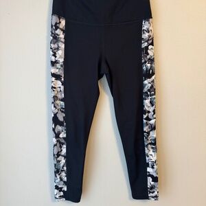 EUC Women’s Black and Blue Floral Gaiam ¾ length Leggings size Small